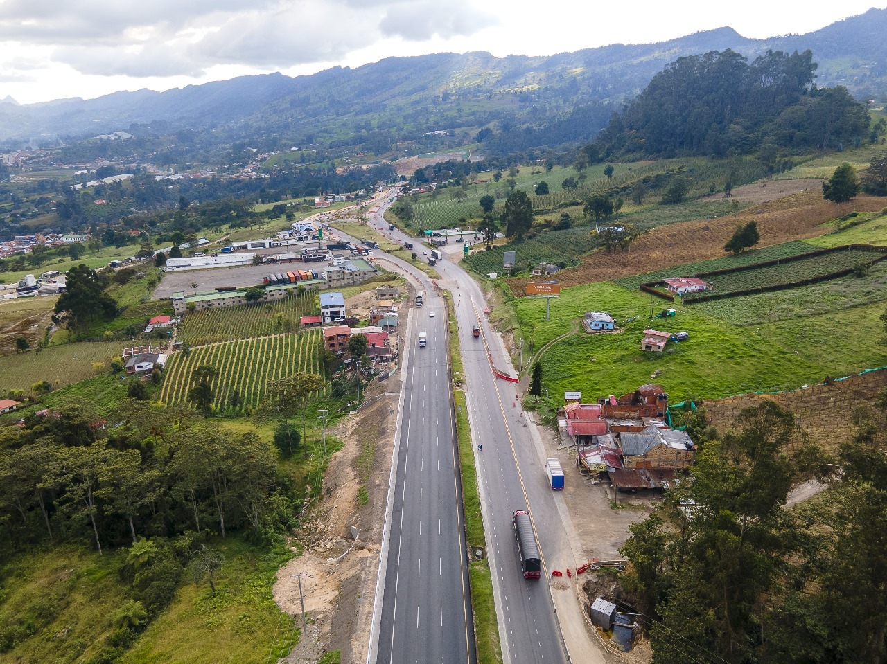 La vía Bogotá-Girardot en su modernización alcanzo al 65% se espera más de 200 mil viajeros en los festivos de Noviembre.